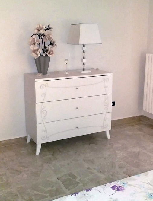 Comò contemporaneo con serigrafia frontale bianco avatar 