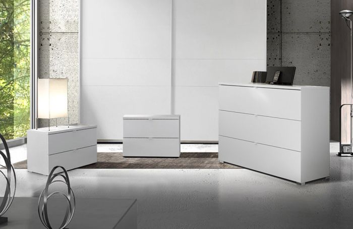 Cameretta matrimoniale con letto, armadio scorrevole e comodini, finitura Bianca