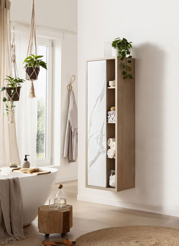Mobili in Rovere e effetto Marmo bianco da bagno