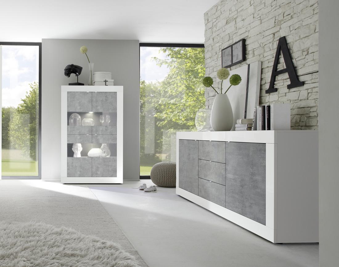 Sala da pranzo bianca lucida e Cemento moderna, con tavolo allungabile, madia e vetrina