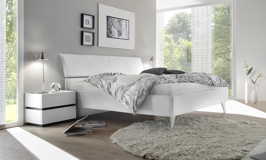 Letto matrimoniale bianco con contenitore con piedini in legno