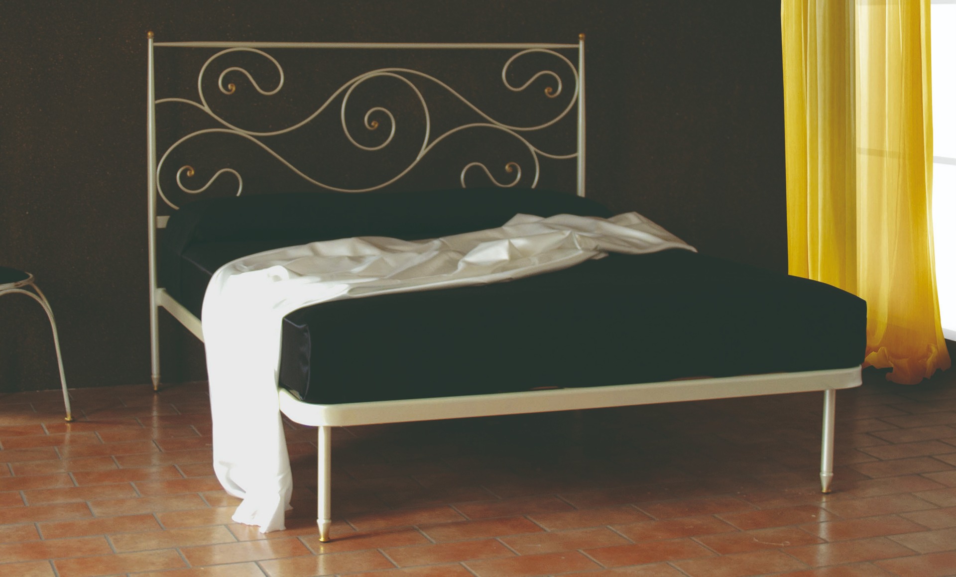 Letti matrimoniali in ferro, letto Nagini bianco anticato oro