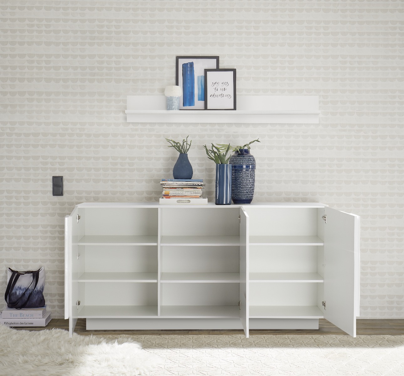 Soggiorno bianco lucido con tavolo, credenza e colonna
