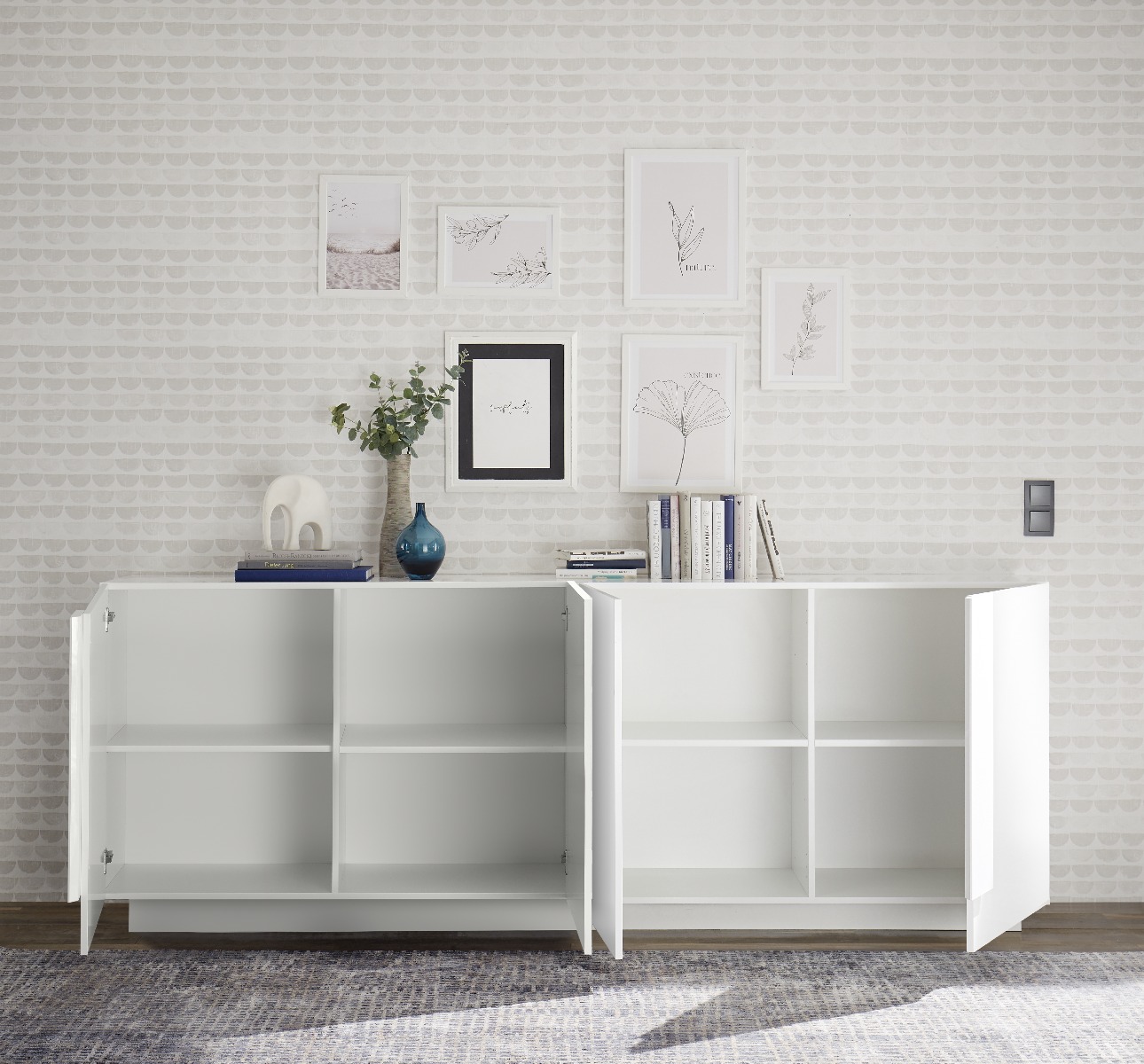 Soggiorno bianco moderno con tavolo, credenza e colonna
