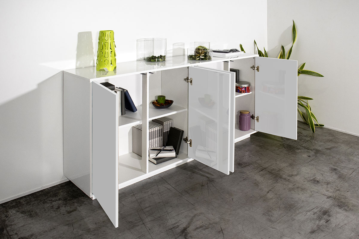 Pratica e moderna madia con quattro ante in finitura bianca laccata lucida