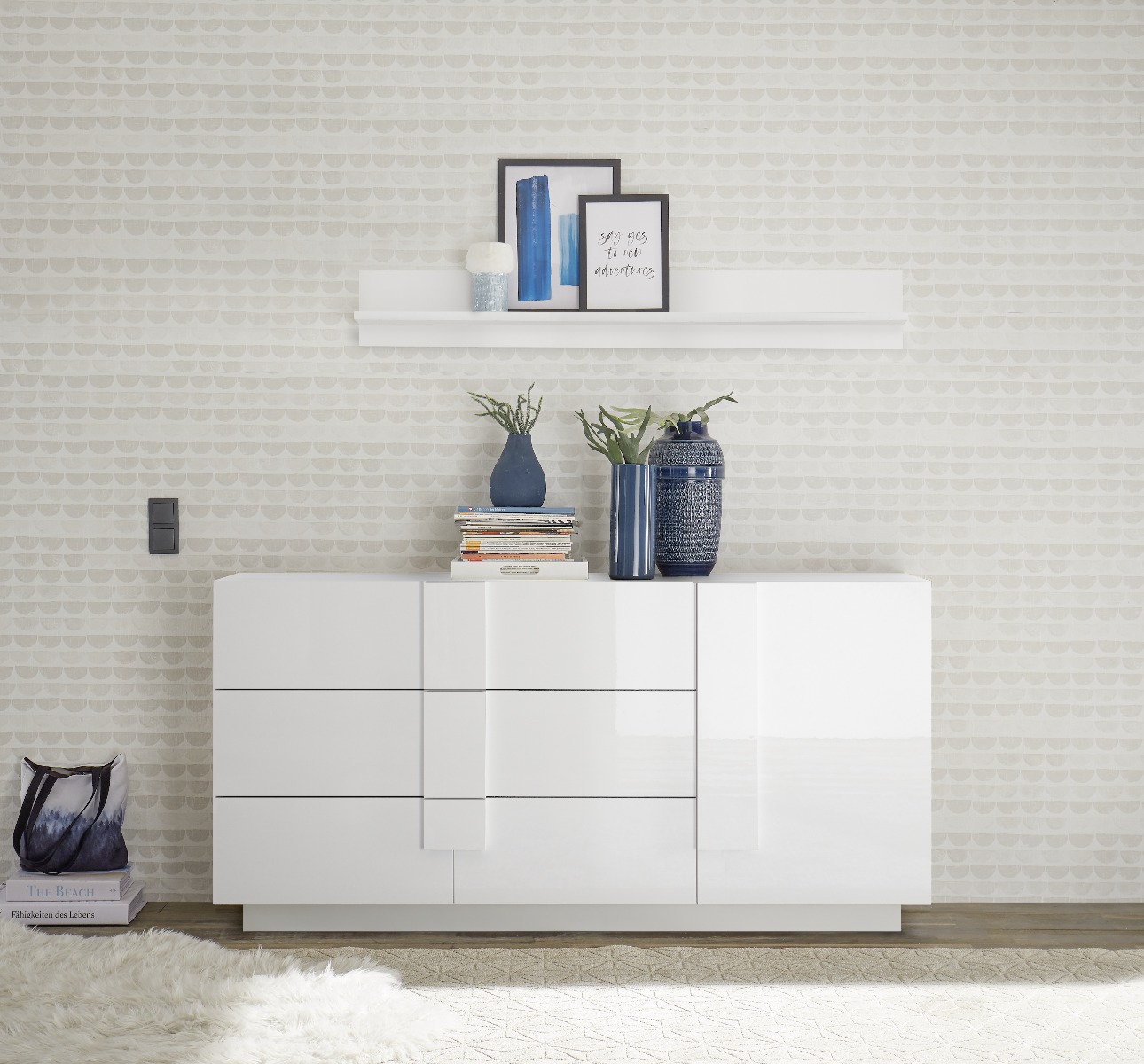 Soggiorno bianco con tavolo, credenza e colonna in finitura Bianco laccato lucido