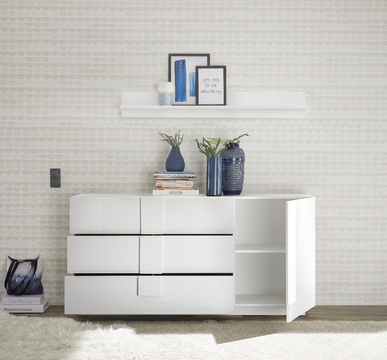 Soggiorno bianco con tavolo, credenza e colonna in finitura Bianco laccato lucido