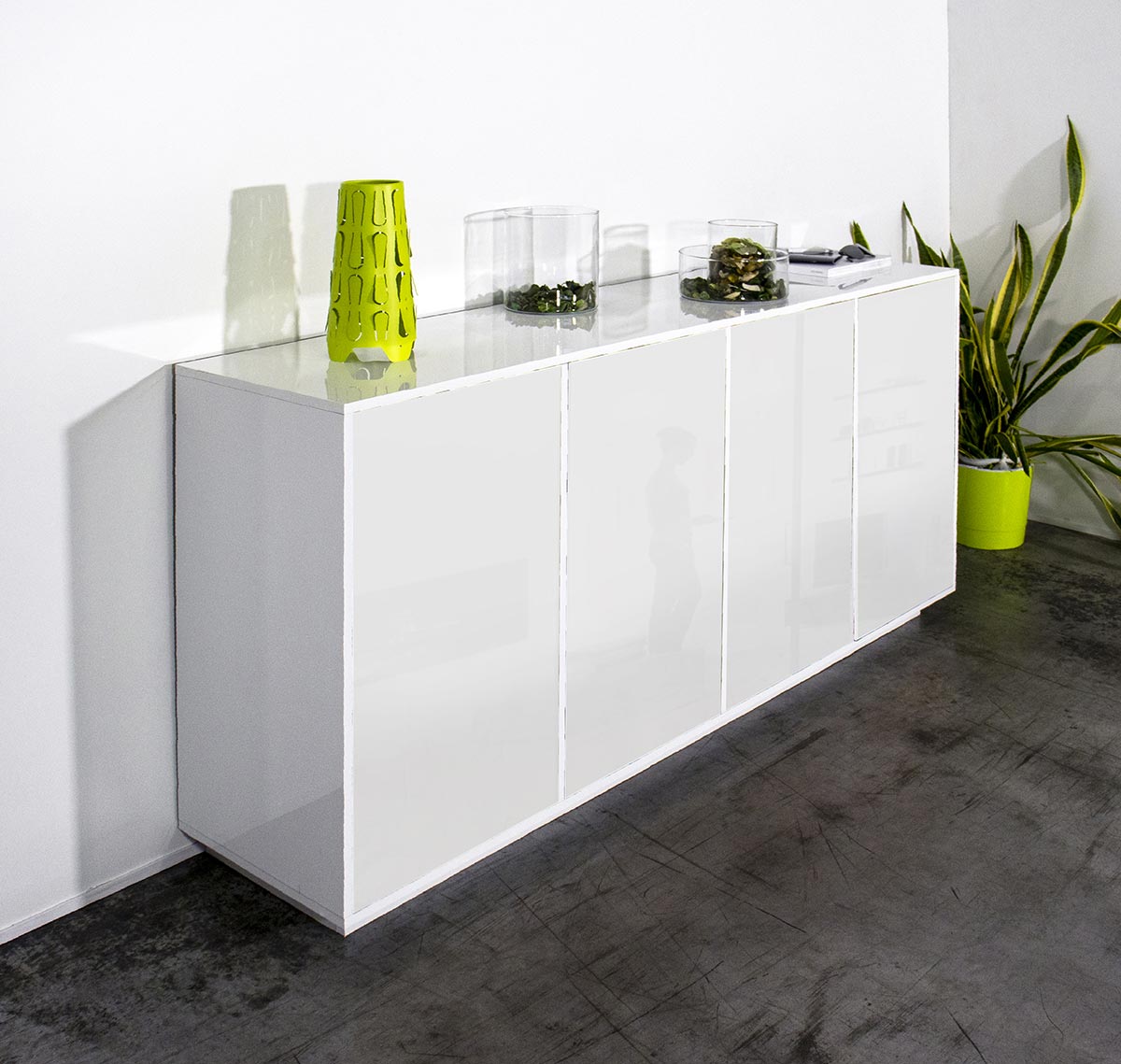 Pratica e moderna madia con quattro ante in finitura bianca laccata lucida