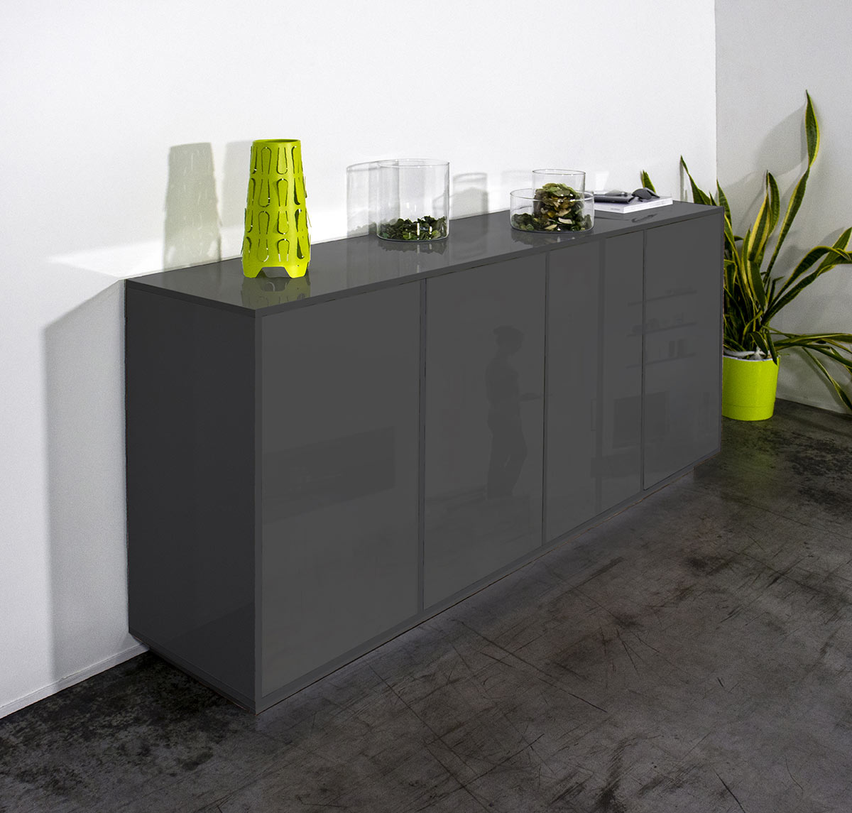 Credenza in appoggio in finitura antracite lucida con quattro ante