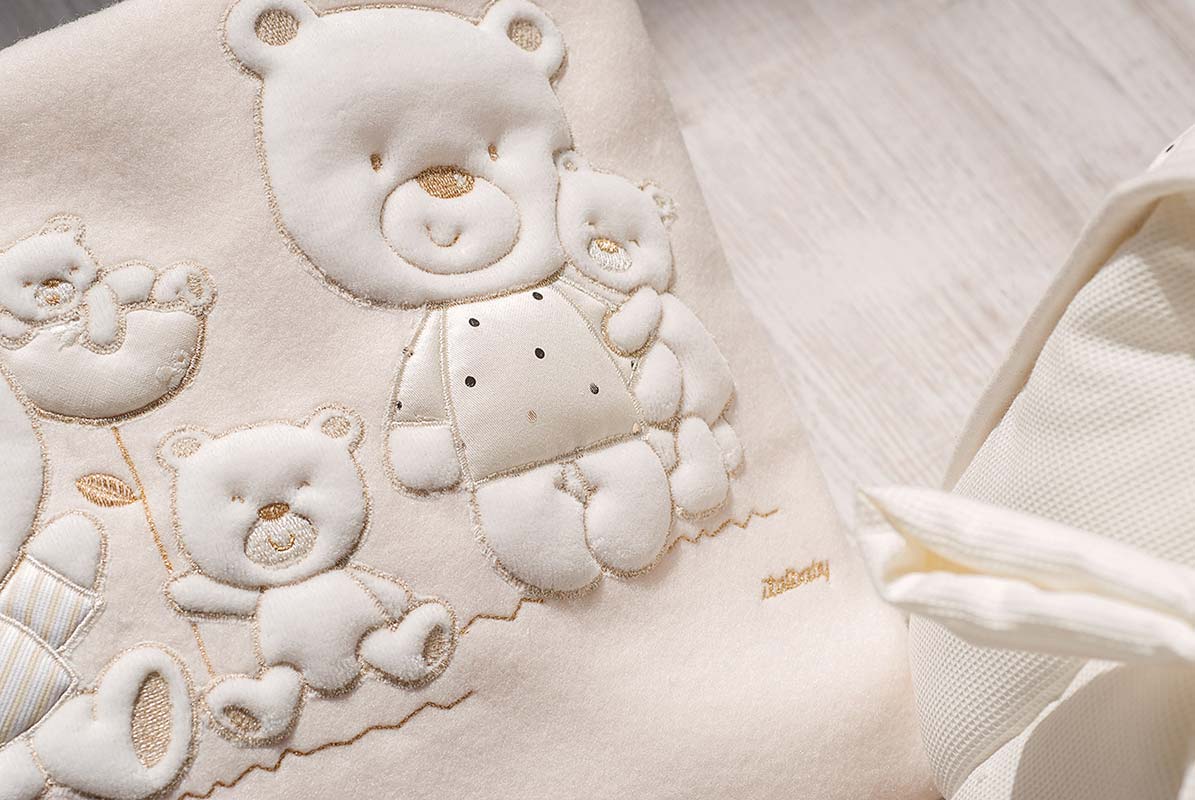 Lettino neonati Paddington avorio con decorazioni e ruote Zenzero Shop