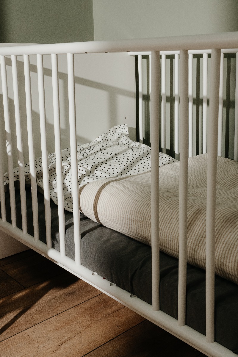 Culla moderna in finitura bianca per bambini