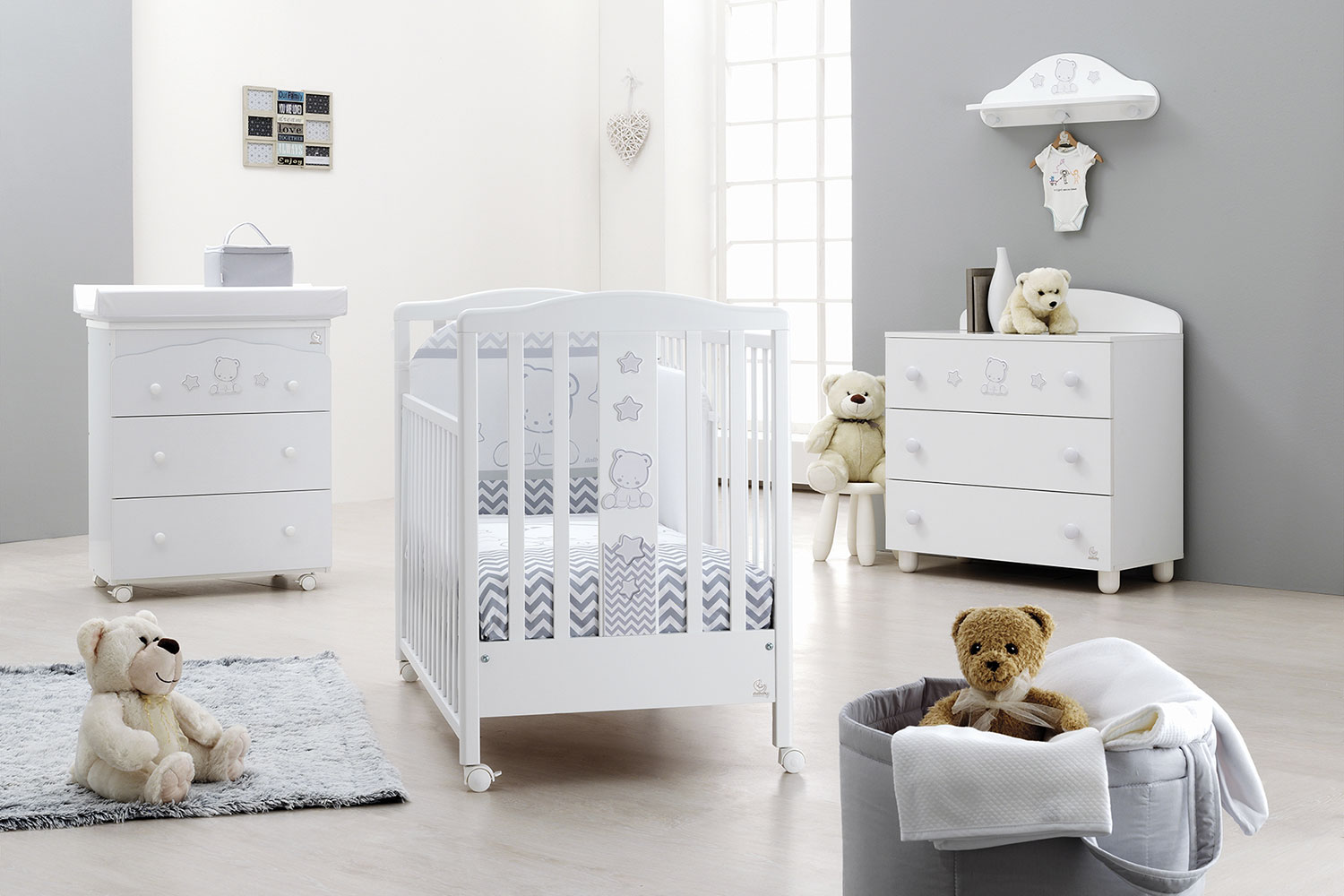 Culla moderna Teddy con ruote, bianca con decori Tortora