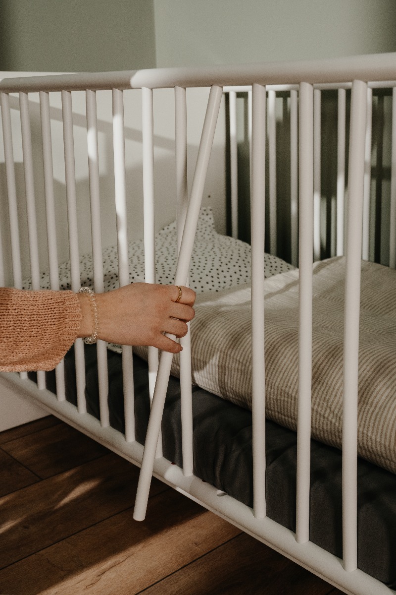 Culla moderna in finitura bianca per bambini