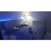 Letto matrimoniale elegante con fregio a cuore e testata imbottita,  Bianco 