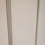 armadietto bianco con ripiani