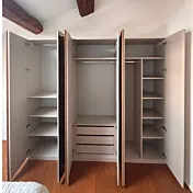 armadio moderno aperto