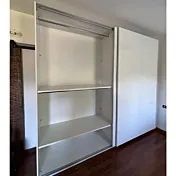 armadio con ripiani