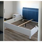Letto matrimoniale blu in legno, con testata curva