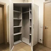 armadio ad angolo con scaffalatura 