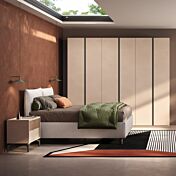 Camera matrimoniale con letto imbottito, armadio e comodini