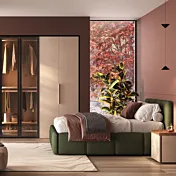 Camera matrimoniale con armadio battente, letto e coppia comodini