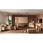 Camera con armadio scorrevole, letto e comodini