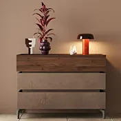 Comò sfalsato 3 cassetti, con piedini