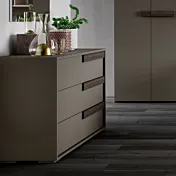 Comò moderno 3 cassetti, Grigio cenere con maniglie cannettato grigio, L.115