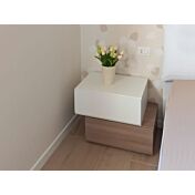 Elegante e moderno Comodino particolare con 2 cassetti  di alta qualità in finitura Frassinato bianco e Olmo
