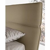 Letto matrimoniale ecopelle con testata retrofinita, finitura fango 