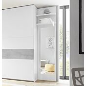 Camera matrimoniale con letto in tessuto grigio, comodini bianchi opachi e  armadio con fascia beton H.248