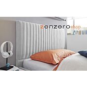 Camera matrimoniale con letto in tessuto grigio, comodini bianchi opachi e  armadio con fascia beton H.248