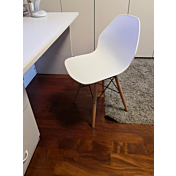Sedia bianca stile nordico, con gambe in legno e tiranti in ferro