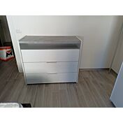 Conveniente  Comò moderno 3 cassetti, finitura Bianco opaco e Beton. Guide ammortizzate