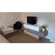 Elegante e moderno Comodino particolare con 2 cassetti  di alta qualità in finitura Frassinato bianco e Olmo