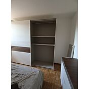 Economico Maxi Armadio moderno con ante scorrevoli, Bianco Opaco con fascia Noce Dark