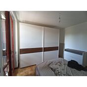 Economico Maxi Armadio moderno con ante scorrevoli, Bianco Opaco con fascia Noce Dark