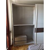 Economico Maxi Armadio moderno con ante scorrevoli, Bianco Opaco con fascia Noce Dark