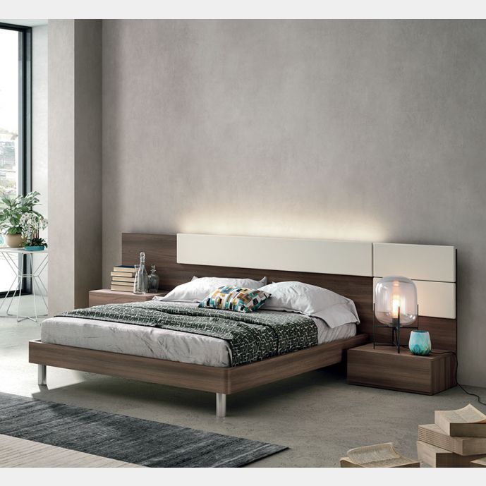 Letto matrimoniale con pediera curva di alta qualità in finitura  Quercia Brown ed Ecopelle bianco 