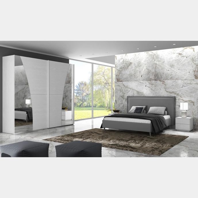 Camera da letto Sula con maxi armadio con specchi, comodini e letto finitura grigio chiaro e grigio scuro 