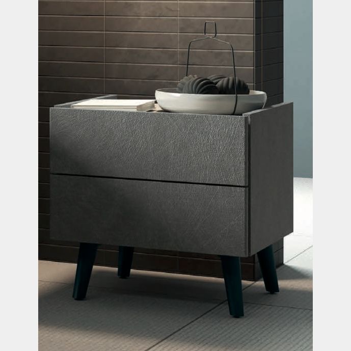 Coppia di comodini con piedini in finitura Metal grey