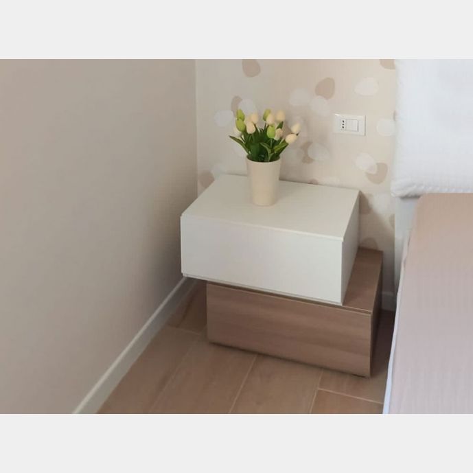 Elegante e moderno Comodino particolare con 2 cassetti  di alta qualità in finitura Frassinato bianco e Olmo