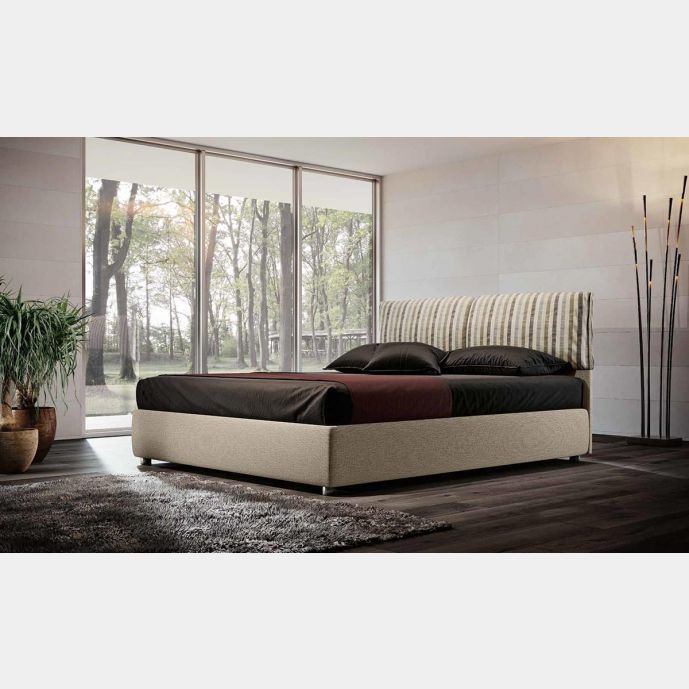 Letto matrimoniale beige con cuscini a righe