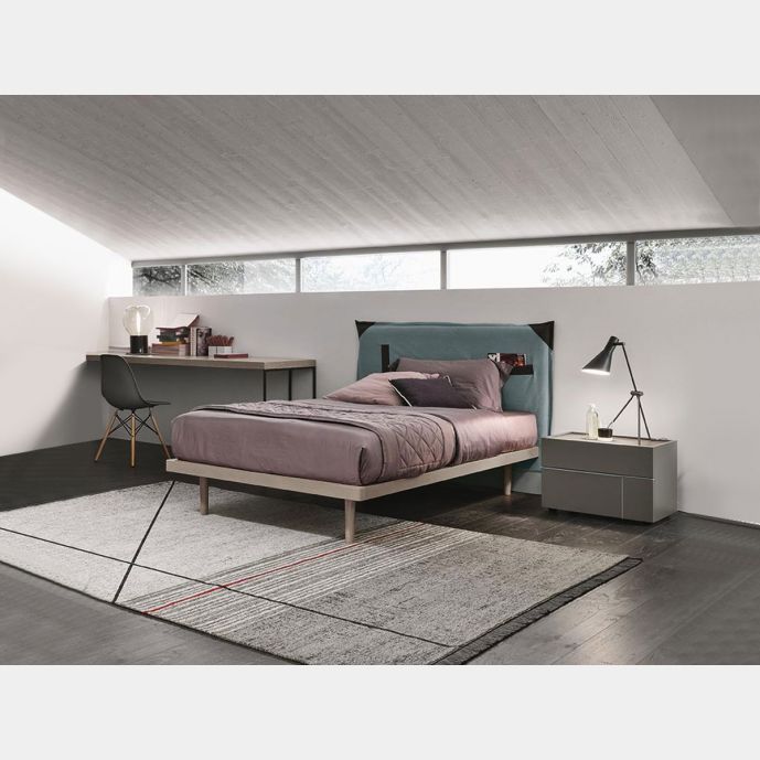 Letto con testata imbottita, finitura Frassino oriente, tessuto Salvia ed ecopelle nero