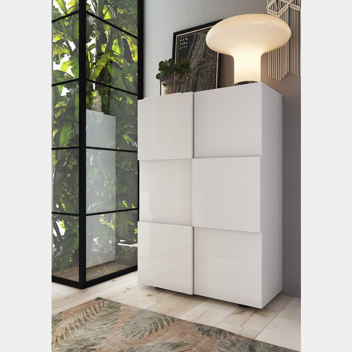 credenza stretta con ripiani