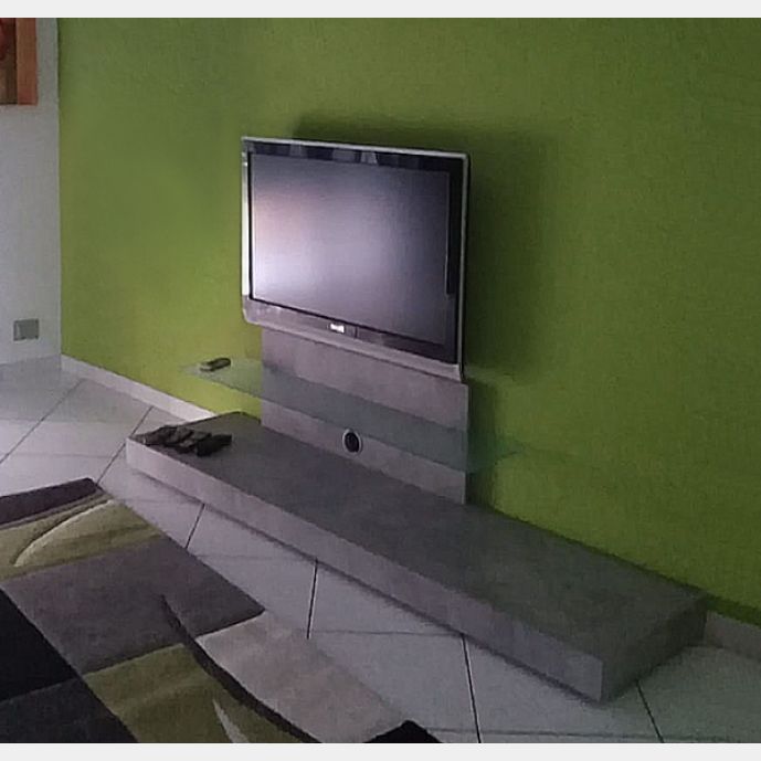 ACQUISTA ANCHE TU Porta TV Beton con mensola in vetro