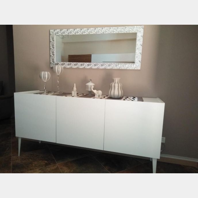 Credenza Moderna 3 ante, bianco opaco con piedini