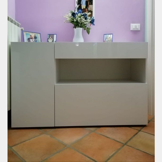 Credenza con vano a giorno, finitura bianco lucido