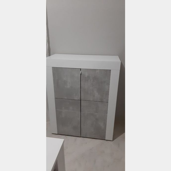 Credenza alta grigio e bianca a 2 ante