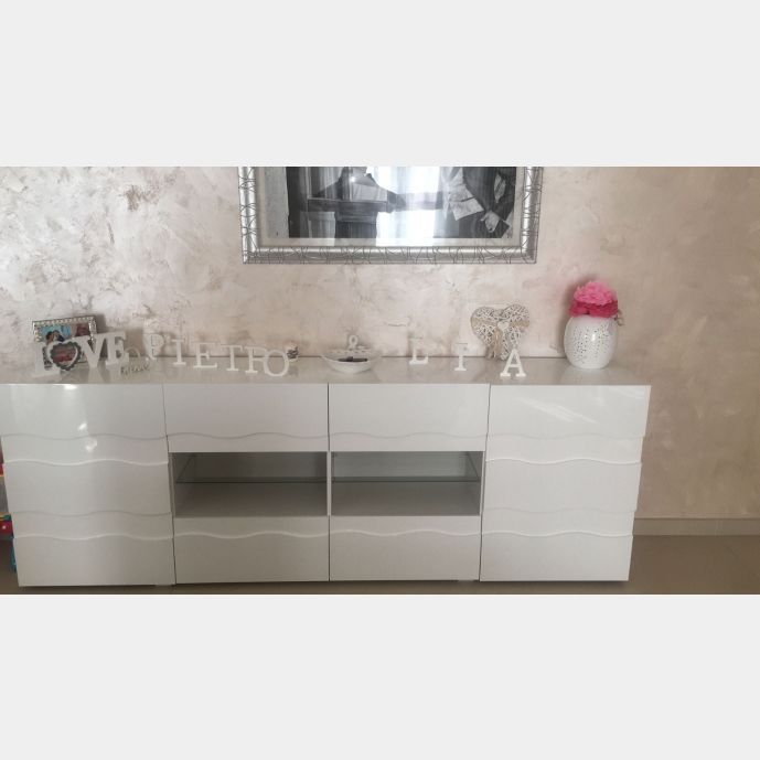 Madia design ad onda a 2 ante 4 cassetti, finitura bianco lucido, design moderno